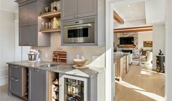 71 Cliff Dr, Narragansett, RI 02882