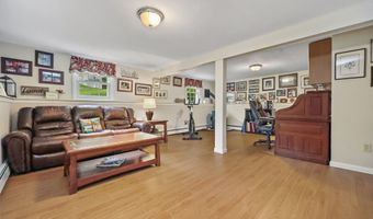 8 Brookview Ct, Bethel, CT 06801