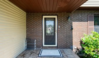 51 Aspen Cir, Albany, NY 12208