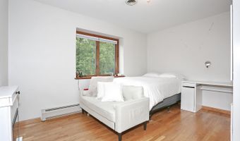 3 Larissa Ct, Airmont, NY 10952