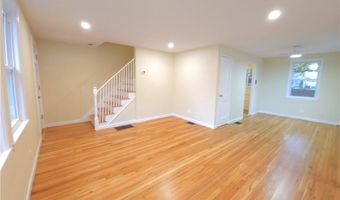 1 Shangri-La Ln, Middletown, RI 02842