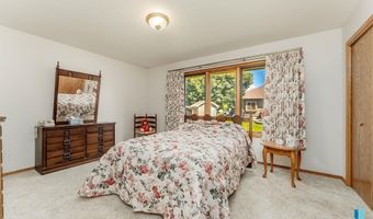 412 E Meadowlark Cir, Brandon, SD 57005