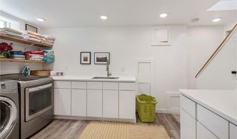 7 Maloney Ln, Middletown, RI 02842