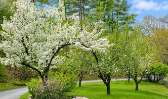 107 Fresh Pond Ln, Brookline, NH 03033