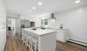 9 Foster St, Barrington, RI 02806