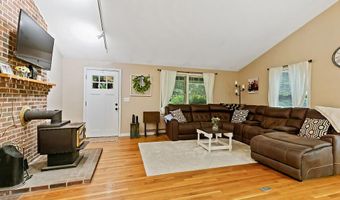 279 Dunn Rd, Belgrade, ME 04917