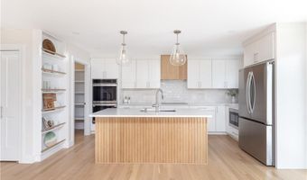 10 Mount Hope Ave, Portsmouth, RI 02871
