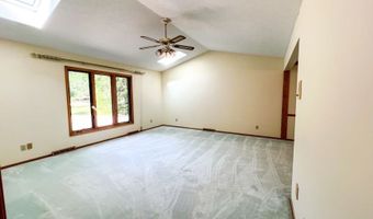 457 E Pioneer Trl, Aurora, OH 44202