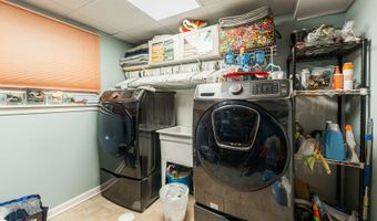 1527 W Holtz Ave, Addison, IL 60101