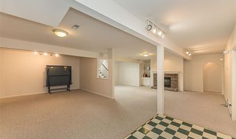 573 Castle Ridge Dr, Ballwin, MO 63021