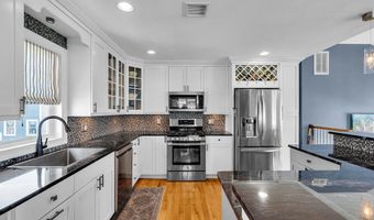 21 W Magnolia Ave, Beach Haven, NJ 08008