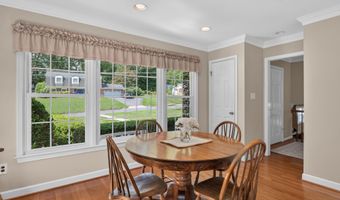 8024 GARLOT Dr, Annandale, VA 22003