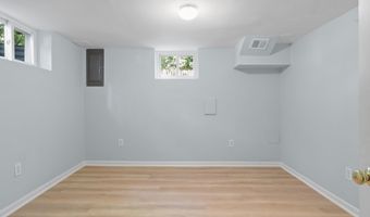 2323 N BURLINGTON St, Arlington, VA 22207