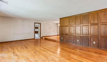 8 Greenwood Pl, Middletown, NJ 07748