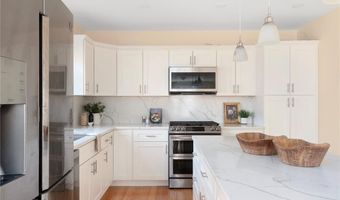 18 Cross St, East Providence, RI 02914
