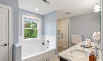 76 Woods Ln, Cranston, RI 02921