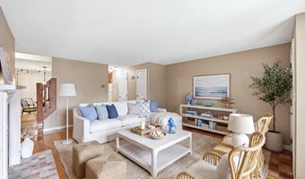 2 Mansion Woods Dr B, Agawam, MA 01001