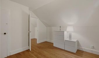 21 Clinton Ave, Newport, RI 02840
