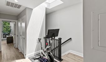 1102 S HIGHLAND St 3, Arlington, VA 22204