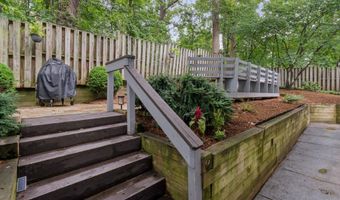 1805 ARMY NAVY Dr, Arlington, VA 22202