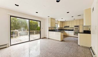 28 Crest Hollow Ln, Albertson, NY 11507