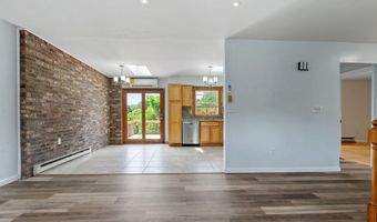 7 Hemlock Ln, Albany, NY 12208