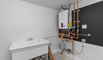 76 Warren Ave, Middletown, RI 02842