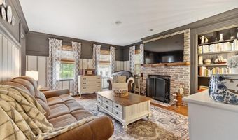 15 Chapel St, Ashburnham, MA 01430