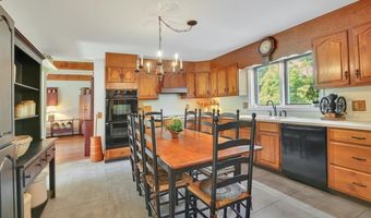 1 E Gate Rd, Danbury, CT 06811