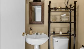 15 Hammersmith Rd #14, Newport, RI 02840