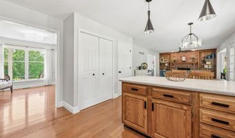 180 Spring Oaks Dr, Ballwin, MO 63011
