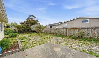 835 12TH St, Bandon, OR 97411