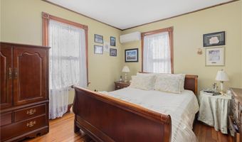99 Roseneath Ave, Newport, RI 02840