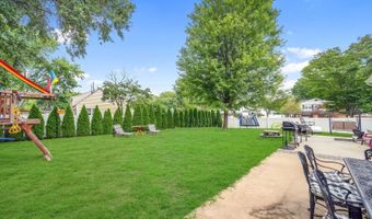 9 Brentwood Ter, Middletown, NJ 07748