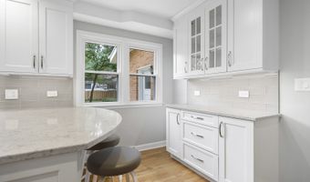 5 S Windsor Dr, Arlington Heights, IL 60004