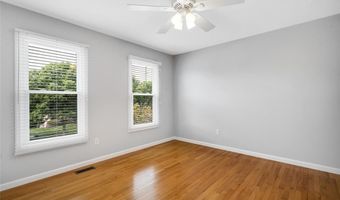 821 Heatherhaven Dr, Ballwin, MO 63011