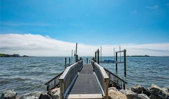 32 Unqua Pl, Amityville, NY 11701