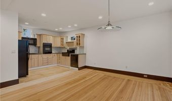 82 Van Zandt Ave, Newport, RI 02840