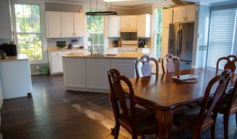 66 Weaver St, Baxley, GA 31513