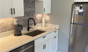16 Dudley Ave 6, Newport, RI 02840