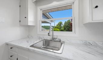 5 Lilac Ln, Brookfield, CT 06804