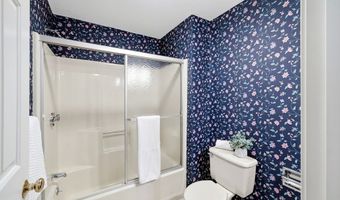 2 Mansion Woods Dr B, Agawam, MA 01001