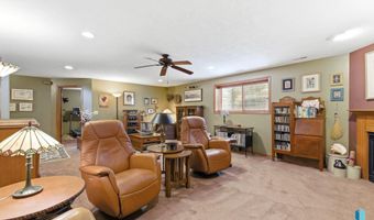 1609 S Locust Ave, Brandon, SD 57005