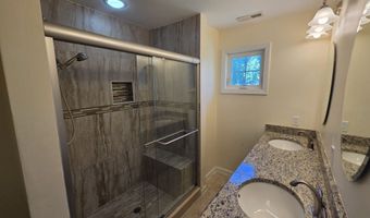 10 Oak Meadows Dr 10, Brookfield, CT 06804