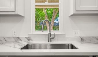 908 SNOW WHITE Dr, Alexandria, LA 71303