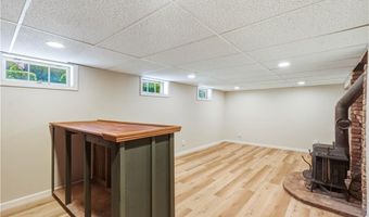 3 Sundale Rd, Cranston, RI 02921