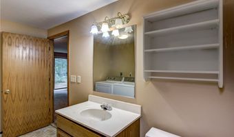 911 Woodglen Ct, Altoona, WI 54720