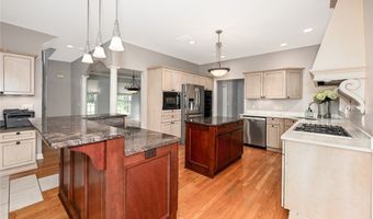 990 Whisperwood Ln, Aurora, OH 44202