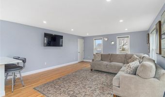 53 River Run Rd, Middletown, RI 02842