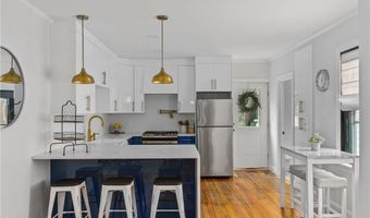 11 Sunshine Ct, Newport, RI 02840